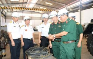 Lãnh đạo Cục Xe - Máy (Tổng cục Kỹ thuật) thăm và kiểm tra tại Nhà máy Z753. Ảnh: ĐỨC HÀ